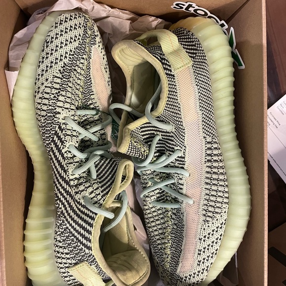 Yeezy Boost 350 V2 Men’s size 8.5 (yellow) bought from Stock X - authentic - Picture 8 of 9